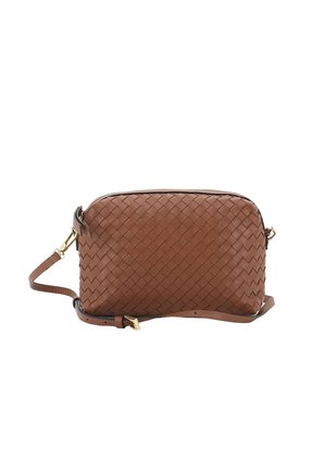 Braune Leder-Umhängetasche mit gewebtem Muster und verstellbarem Riemen mit goldfarbenen Schnallen und Verschlüssen.