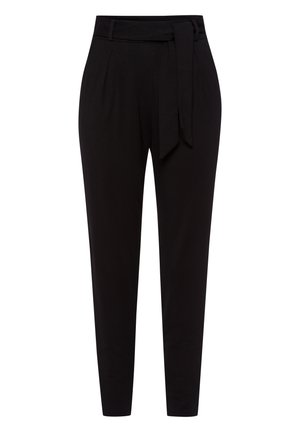 Pantaloni neri realizzati in materiale morbido, con vita aderente dotata di passanti per la cintura e una cintura di tessuto annodata, e gamba affusolata con pieghe.