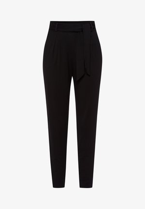 Zwarte broek van zacht materiaal, met een aansluitende taille met riemlussen en een stoffen riem die te strikken is, en een taps toelopend ontwerp met plooien.