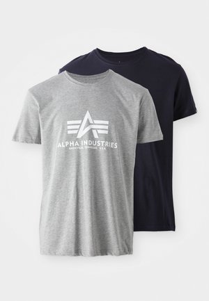 Zwei kurzärmlige T-Shirts: eines in Grau mit weißem "Alpha Industries"-Logo und eines in Marineblau. Aus weichem Baumwollstoff mit Rundhalsausschnitt.