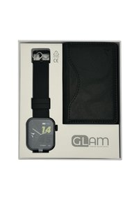 Montre intelligente noire avec écran carré, dotée d'un bracelet en silicone noir et d'un portefeuille en cuir noir élégant, présentée dans une boîte blanche.