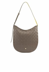 Bolso de hombro de cuero trenzado en gris oscuro con forma curva, acento de correa amarilla y un detalle de logo en tono dorado en la parte inferior.