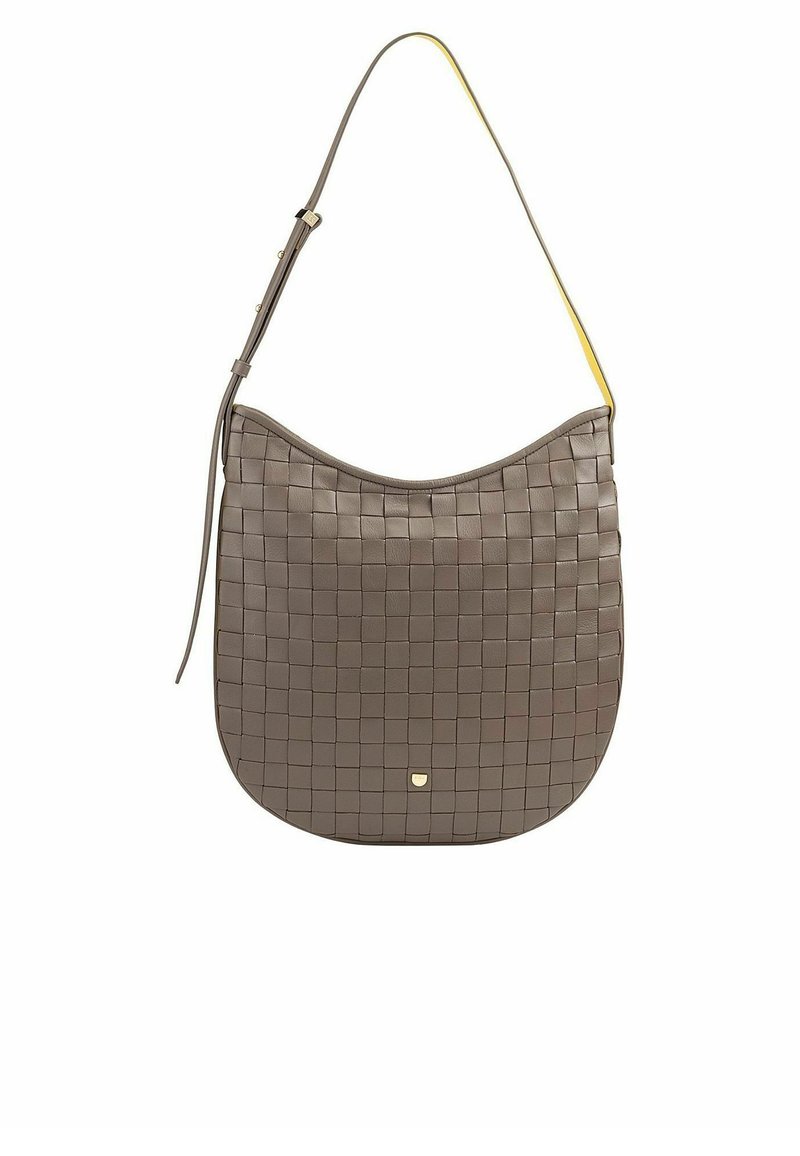 Bolso de hombro de cuero trenzado en gris oscuro con forma curva, acento de correa amarilla y un detalle de logo en tono dorado en la parte inferior.