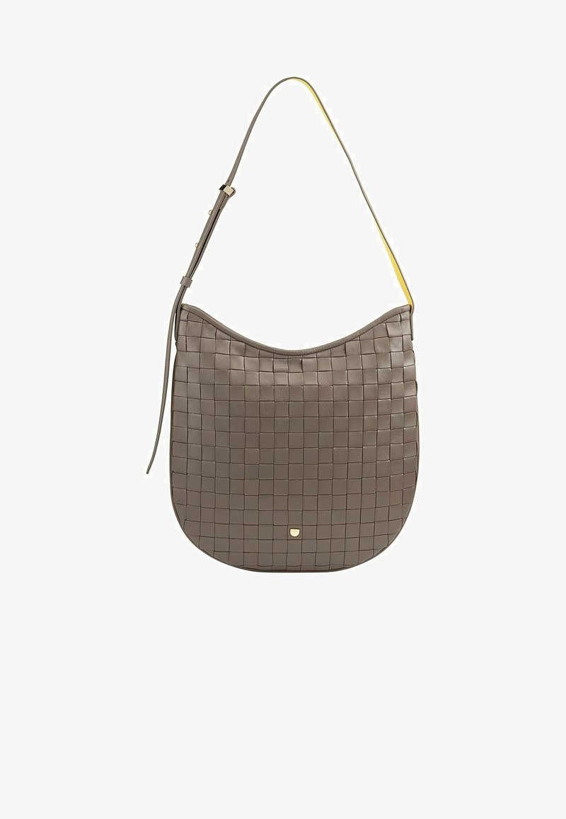 Bolso de hombro de cuero trenzado en gris oscuro con forma curva, acento de correa amarilla y un detalle de logo en tono dorado en la parte inferior.