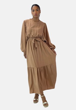 Lengte, bruine, vloeiende jurk met opgeblazen mouwen, een strakke taille en een gelaagde rok. Gemaakt van zachte stof met een gladde textuur.