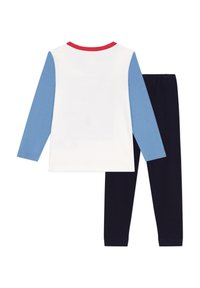 Maglietta a maniche lunghe con corpo bianco, maniche blu e colletto rosso, abbinata a pantaloni blu navy. Materiale in cotone morbido, polsini e vita a coste.