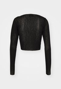 Svart kortermet topp med lange ermer og teksturert ribbet mønster. Laget av et lett, gjennomsiktig stoff, designet for en tettsittende silhuett.