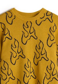 Maglione giallo con motivo a fiamma nera, tessuto a maglia testurizzato, scollo a girocollo a coste e maniche lunghe.