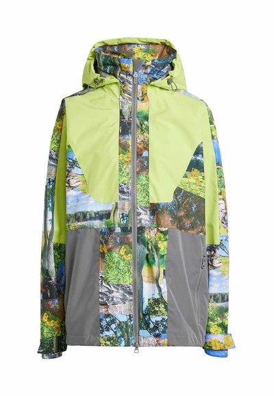 Chaqueta exterior multicolor con capucha, hecha de material ligero, con una mezcla de estampados de naturaleza vibrantes y una sección inferior gris.