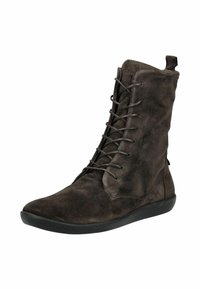 Stivale alla caviglia in suede marrone scuro con lacci, punta arrotondata e suola piatta in gomma nera, mostrato da un angolo laterale.