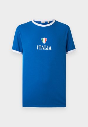 Tricou albastru cu mâneci scurte și bordură albă, cu un emblema scut Italia și textul "ITALIA" centrat pe piept.
