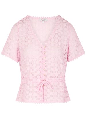 Lyserød kortærmet blondecardigan med bølget kant, perleknapper foran og bælte bundet i taljen.