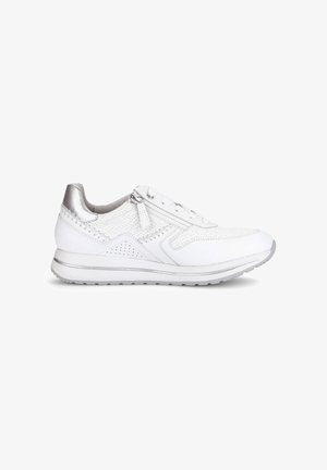 Witte sneaker met zilverkleurige hiel, zijrits, veters en een gestructureerd stiksel detail aan de zijkant en bovenkant.