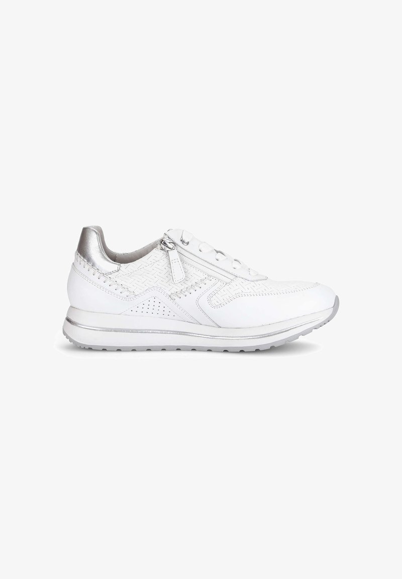 Baskets blanches avec talon argenté, fermeture éclair latérale, lacets et détail de couture texturée sur le côté et la partie supérieure.