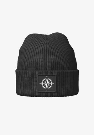 Schwarze gestrickte Mütze mit vertikalen Rippungen, ausgestattet mit einem quadratischen Patch mit einem Kompassdesign in Weiß. Glatte Textur und umklappbarer Schirm.