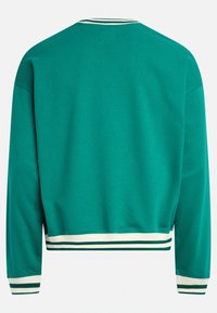 Teal sweatshirt met lange mouwen, geribbelde witte en groene kraag en manchetten, en een korte zoom. Gladde stof met een klassiek ontwerp.