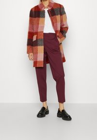 Esprit Korte frakker - metallic red