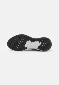 Nike Performance REVOLUTION 7 - Väglöparskor - white/fire red/black/photon dust/team red