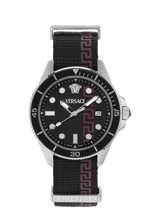 Čierne hodinky Versace s strieborným puzdrom, čiernym ciferníkom, striebornými hodinovými značkami, zobrazením dátumu a čiernym látkovým remienkom s gréckym kľúčovým vzorom.