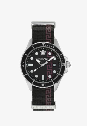Fekete Versace karóra ezüst tokban, fekete számlappal, ezüst óraszámozással, dátumkijelzővel és fekete szövet szíjjal, görög kulcs mintával.