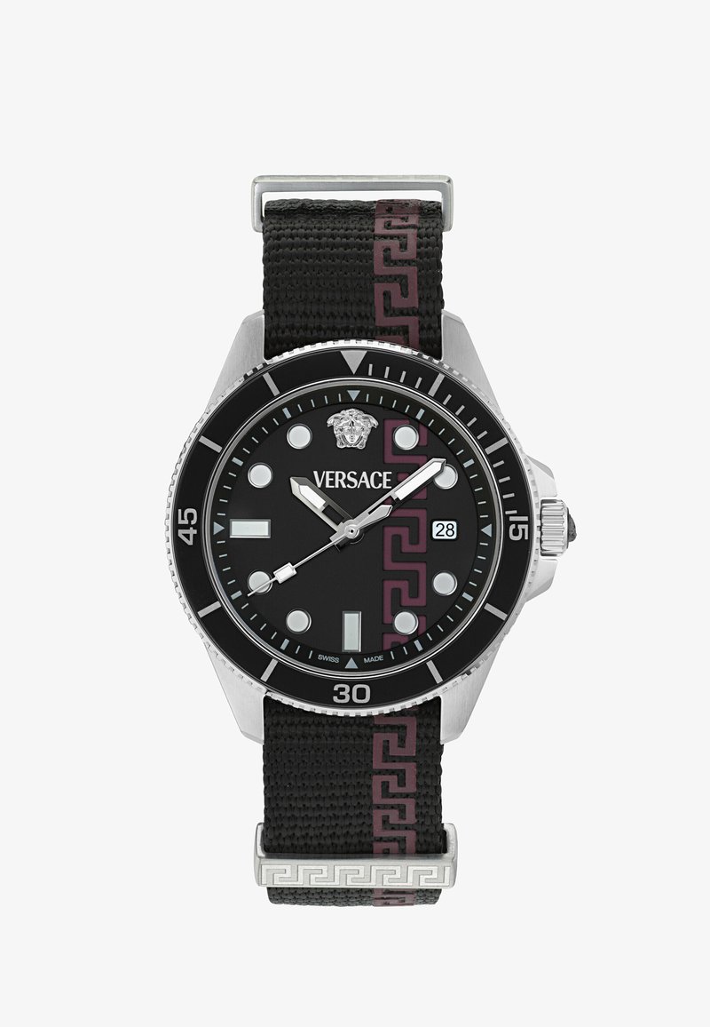Montre-bracelet noire Versace avec boîtier argenté, cadran noir, index argentés, affichage de la date et bracelet en tissu noir avec motif clé grecque.