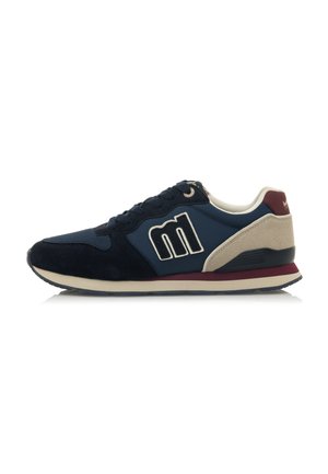 Zapatilla azul marino hecha de malla y ante, con un logo blanco, acentos en beige y burdeos, y suela de goma.