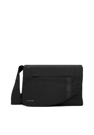 Schwarze Messenger-Tasche der Marke G-Star mit verstellbarem Schultergurt und schräg angebrachtem Vordertaschen-Detail.