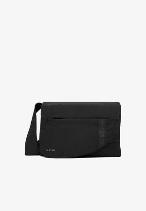 Bolso bandolera negro de la marca G-Star con correa de hombro ajustable y detalle de bolsillo frontal con solapa inclinada.