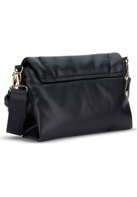 Borsa a pochette nera in pelle con parte superiore piegata, dettagli in metallo dorato e una tracolla staccabile con superficie testurizzata.