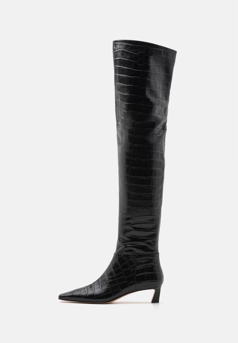 Bottes noires montantes en cuir verni texturé, dotées d'un bout pointu et d'un talon bas incliné, avec un motif en cuir de crocodile.