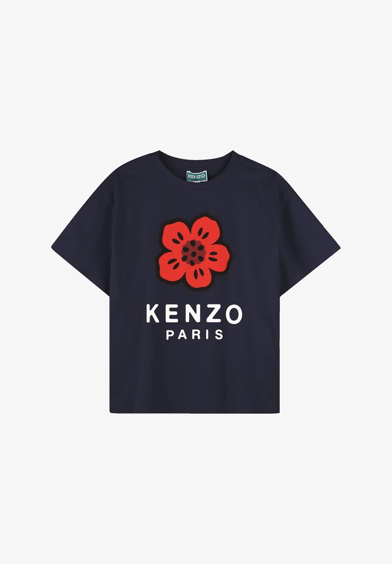 T-shirt en coton bleu marine présentant un grand motif de fleur rouge et le texte "KENZO PARIS" en blanc imprimé sous le design. Manches courtes, coupe décontractée.