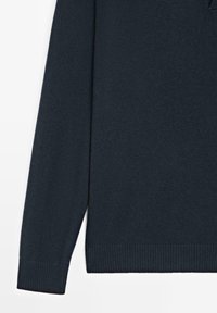 Ciemnogranatowy sweter z długim rękawem o gładkiej dzianinie, z prążkowanymi mankietami i brzegiem. Prosty design, bez wzorów i zdobień.