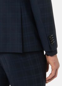 Costume à carreaux bleu marine avec une coupe ajustée. Caractérisé par une texture lisse, un motif de carreaux subtil et quatre boutons sur le poignet de la veste.