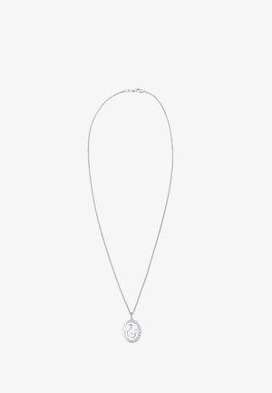 Collier en chaîne en argent avec un pendentif circulaire au design stylisé, accentué par de petites pierres transparentes le long d'un côté.