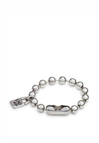 Bracelet en perles de métal argenté avec un élément central ovale et lisse, orné d'un motif découpé et d'une petite plaque gravée "UNO de 50".