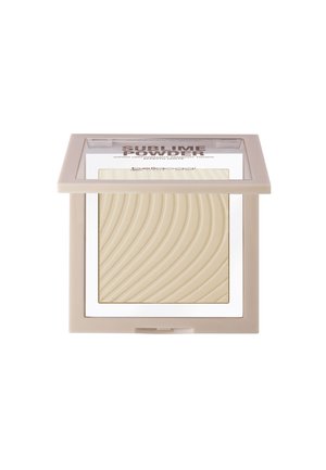 Cipria compatta in una scatola quadrata con coperchio trasparente. Polvere color beige chiaro con una texture ondulata. Il packaging è beige chiaro con accenti bianchi.