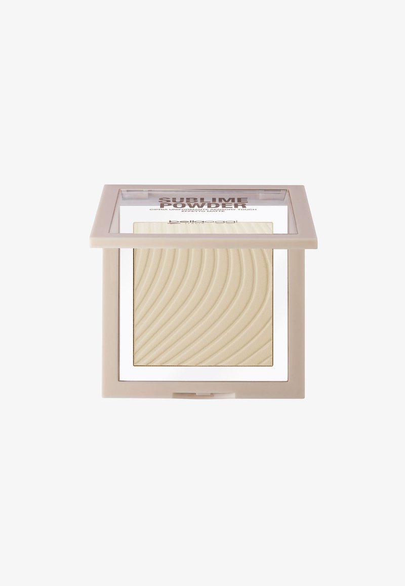 Cipria compatta in una scatola quadrata con coperchio trasparente. Polvere color beige chiaro con una texture ondulata. Il packaging è beige chiaro con accenti bianchi.
