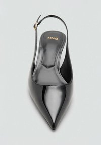 Chaussure noire à bout pointu et à talon ouvert avec une finition brillante, dotée d'une sangle latérale et d'une semelle intérieure rembourrée marquée "MNG."