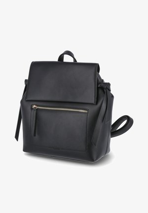 Czarny plecak skórzany o strukturalnym designie, z przednią kieszenią na zamek błyskawiczny i akcentami w postaci kokard po bokach. Posiada uchwyt u góry oraz regulowane paski.