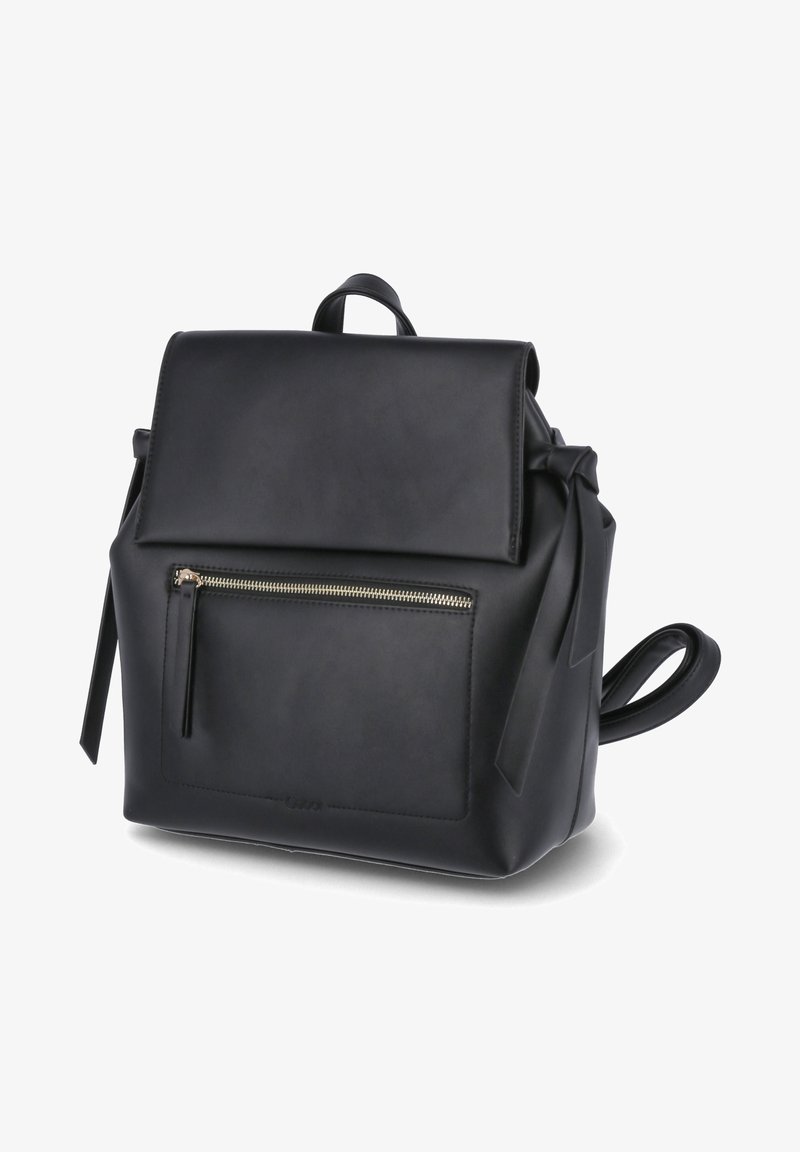 Sac à dos en cuir noir au design structuré, poche zippée à l'avant et accents de nœud sur les côtés. Doté d'une poignée supérieure et de bretelles réglables.