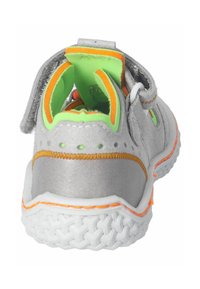 Grau Wildlederschuh mit orangefarbenen und grünen Akzenten, verstellbarem Riemen, strukturiertem weißen Sohlen und Belüftungsöffnungen an den Seiten.