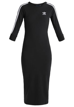 Schwarzes Adidas Midi-Kleid mit dreiviertel Ärmeln, weißen Schulterstreifen, gerippten Bündchen und Adidas-Logo auf der Brust.