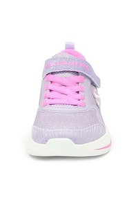 Lillasneakerid tekstuurse viimistlusega, roosade aktsentide ja paeltega. Omab Velcro rihma ja valget tallat, millel on veidi roosat detaili.