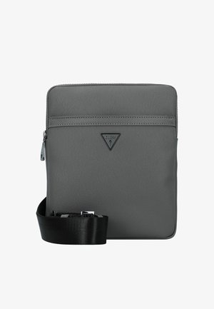 Graue synthetische Umhängetasche mit glatter Textur, Reißverschluss und Fronttasche. Ausgestattet mit einem schwarzen Trageriemen und einem logoverzierten dreieckigen Akzent.