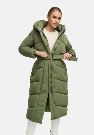 Manteau doudoune long vert olive avec une capuche. Présente une taille ceinture, une texture matelassée, des boutons-pression, et une ouverture frontale zippée.