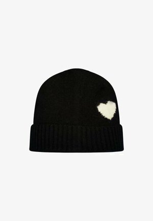 Bonnet en laine noir avec un revers côtelé et un patch en forme de cœur blanc sur le côté droit.