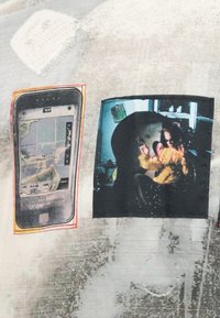 Δύο εκτυπωμένα μπαλώματα σε ύφασμα: αριστερά δείχνει την οθόνη ενός τηλεφώνου με έναν χάρτη, δεξιά απεικονίζει ένα άτομο που κρατά ένα παιδί σε ένα αμυδρά φωτισμένο δωμάτιο.