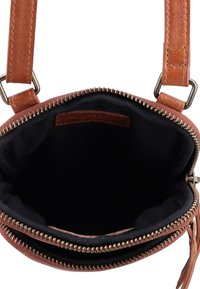 Borsa a tracolla in pelle marrone con chiusura a zip, dotata di un interno in tessuto scuro e di una singola tracolla regolabile. L'interno presenta più scomparti.