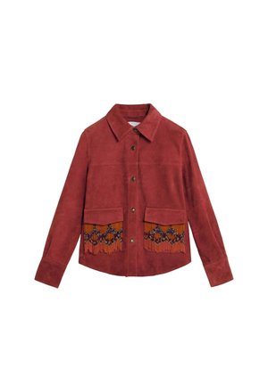 Chaqueta de ante rojo óxido con botones, cuello y dos bolsillos delanteros con detalles de flecos de cuentas naranjas y moradas.