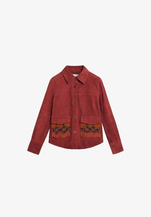 Chaqueta de ante rojo óxido con botones, cuello y dos bolsillos delanteros con detalles de flecos de cuentas naranjas y moradas.
